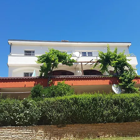 Ganze In Mit Moebliertem Balkon